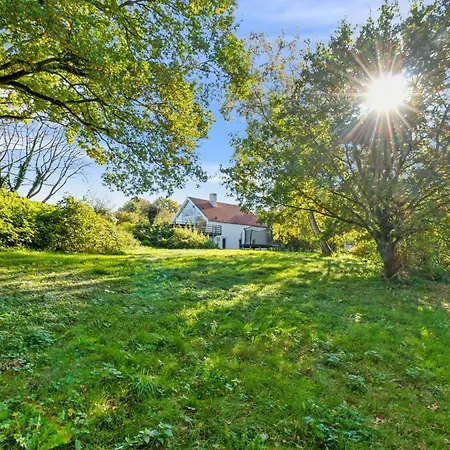 Charming Summer House With Access Hébergement de vacances