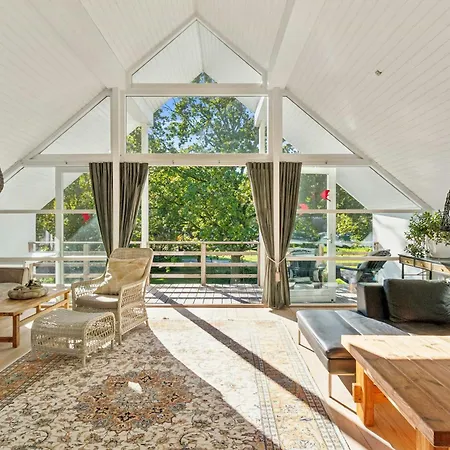 Charming Summer House With Access *